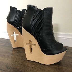NEVER WORN Cross cutout peep toe bootie platforms
